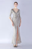 Robe formelle fourreau à demi-manches à col en V à paillettes bleu marine avec plume