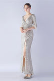 Robe formelle fourreau à demi-manches à col en V à paillettes bleu marine avec plume