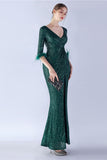 Robe formelle fourreau à demi-manches à col en V à paillettes bleu marine avec plume