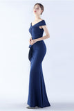 Robe formelle en crêpe sirène à épaules dénudées bleu marine avec fente
