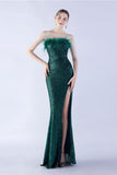 Robe de cérémonie fourreau sans bretelles à sequins vert foncé avec plume