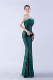 Robe de cérémonie fourreau sans bretelles à sequins vert foncé avec plume