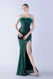 Robe de cérémonie fourreau sans bretelles à sequins vert foncé avec plume