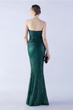 Robe de cérémonie fourreau sans bretelles à sequins vert foncé avec plume