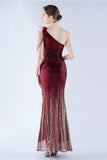 Robe de soirée à une épaule à une épaule en plumes moulées perlées noires scintillantes avec fente