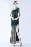 Robe de soirée à une épaule à une épaule en plumes moulées perlées noires scintillantes avec fente