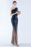 Robe de soirée à une épaule à une épaule en plumes moulées perlées noires scintillantes avec fente