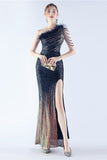 Robe de soirée à une épaule à une épaule en plumes moulées perlées noires scintillantes avec fente