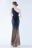 Robe de soirée à une épaule à une épaule en plumes moulées perlées noires scintillantes avec fente