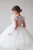 Robe de fille d’honneur en tulle sans manches à col rond blanc une ligne
