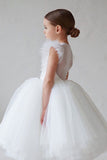 Robe de fille d’honneur en tulle sans manches à col rond blanc une ligne