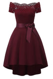 Une ligne off the Shoulder Robe en dentelle bordeaux avec nœud papillon