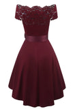 Une ligne off the Shoulder Robe en dentelle bordeaux avec nœud papillon