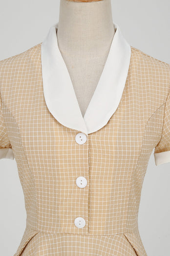 Une robe vintage Line V Neck Blush avec bouton