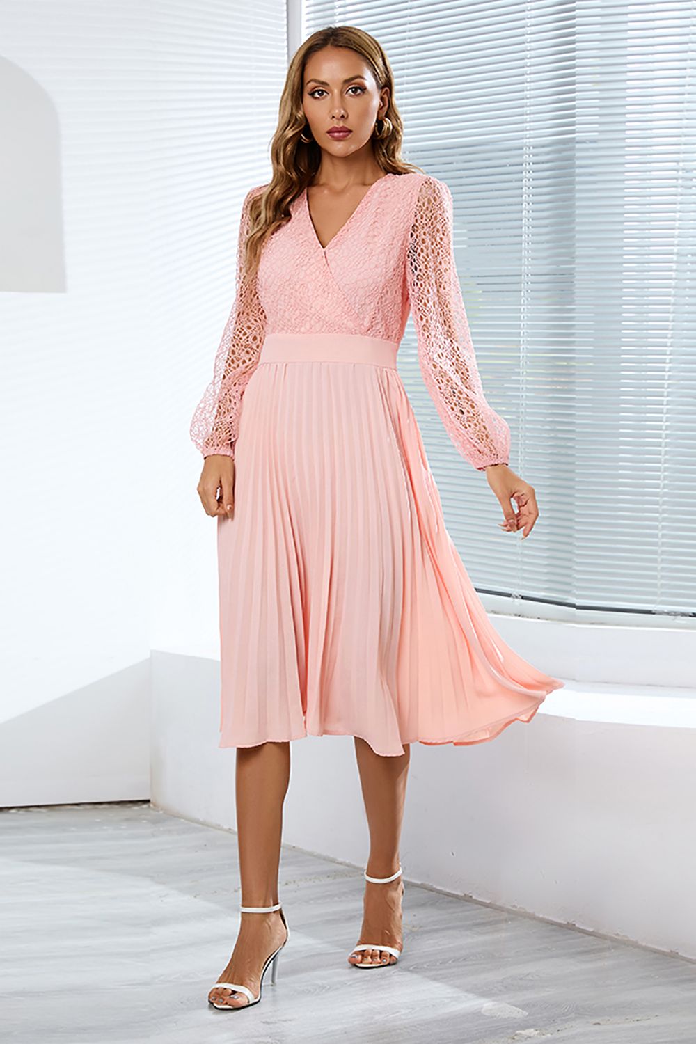 Robe de mariée en dentelle à manches longues avec volants