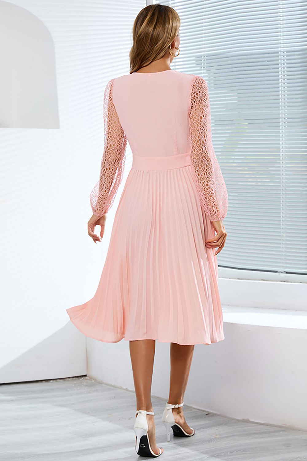 Robe de mariée en dentelle à manches longues avec volants