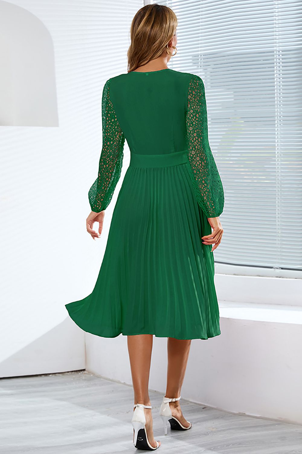 Robe de mariée en dentelle à manches longues avec volants