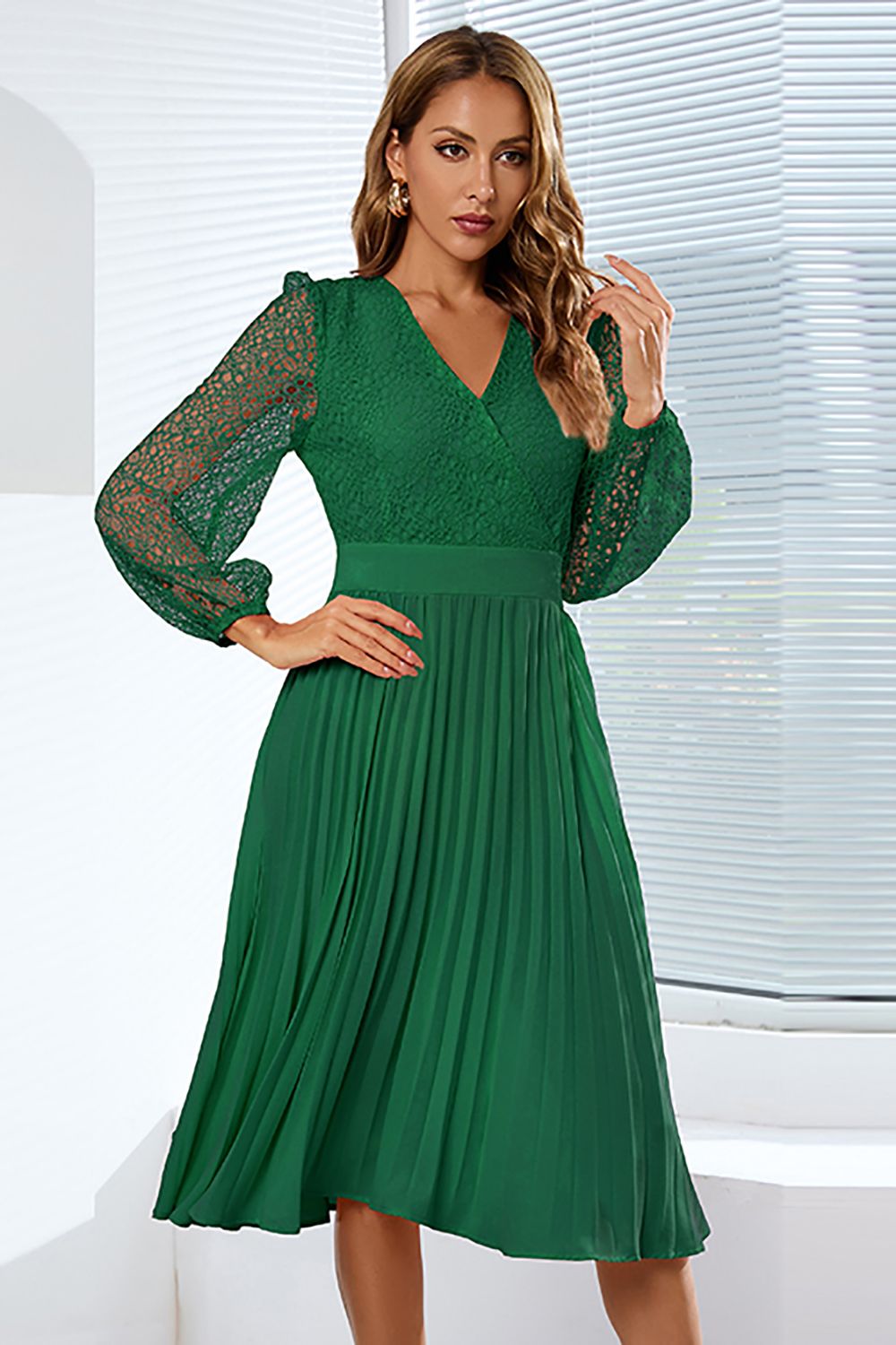 Robe de mariée en dentelle à manches longues avec volants