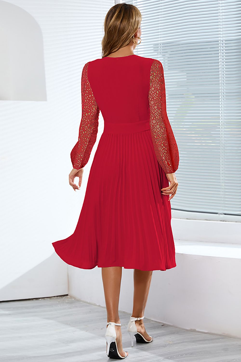 Robe de mariée en dentelle à manches longues avec volants
