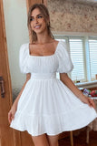 Mini robe d'été  à col carré blanc à manches courtes