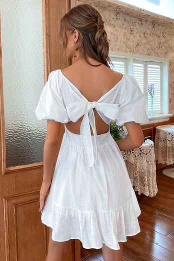 Mini robe d'été  à col carré blanc à manches courtes