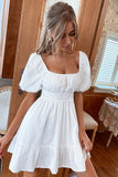 Mini robe d'été  à col carré blanc à manches courtes