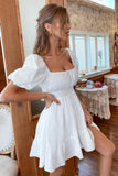 Mini robe d'été  à col carré blanc à manches courtes