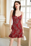 Robe de cocktail bordeaux à lacets avec appliques