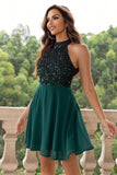 Robe courte de vacances à paillettes scintillantes vert foncé dos nu