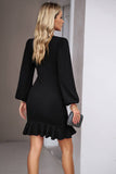 Robe de soirée courte à manches longues froncée noire avec volants