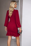 Robe de soirée courte à manches longues froncée noire avec volants