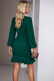 Robe de soirée courte à manches longues froncée noire avec volants