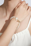 Bracelet extensible en perles blanches scintillantes avec papillon