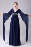 Robe de mariée en mousseline de soie bleu marine à col en V longueur au sol avec plissée