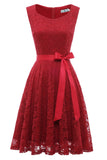 Robe de soirée en dentelle rouge foncé avec ceinture