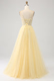 Robe de soirée jaune clair perlé en tulle avec fente