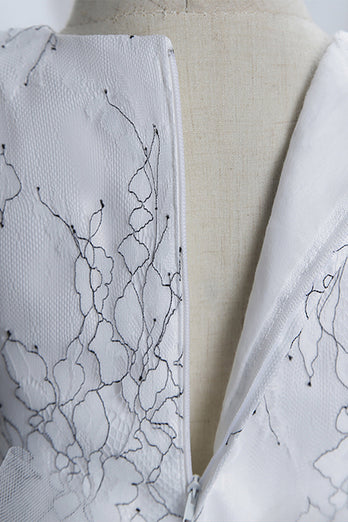 Robe de fille à fleurs blanches avec dentelle