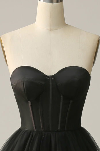 Une robe de Soirée corset noire à volants