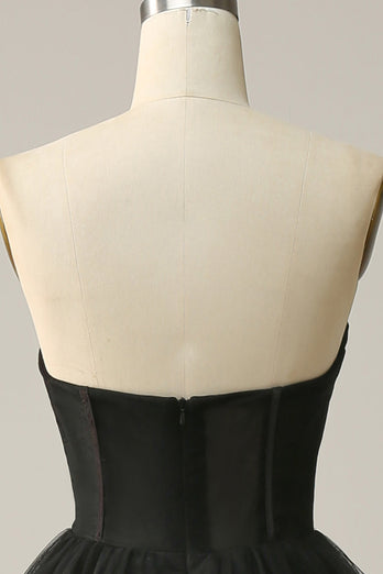 Une robe de Soirée corset noire à volants