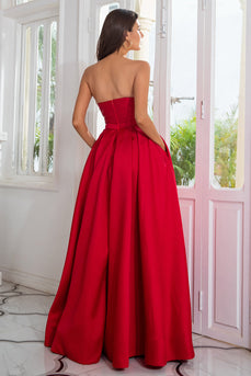 Une robe de bal longue rouge bustier line avec front fendu