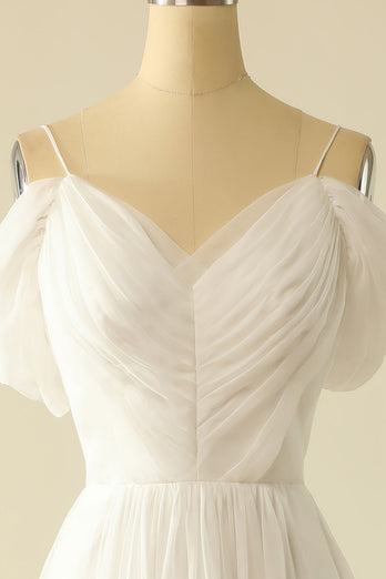 Robe de mariée en tulle blanc sur l’épaule