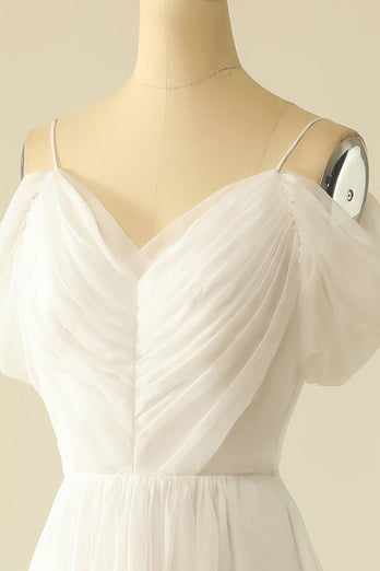 Robe de mariée en tulle blanc sur l’épaule