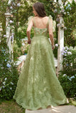 Robe longue de bal vert clair avec broderie