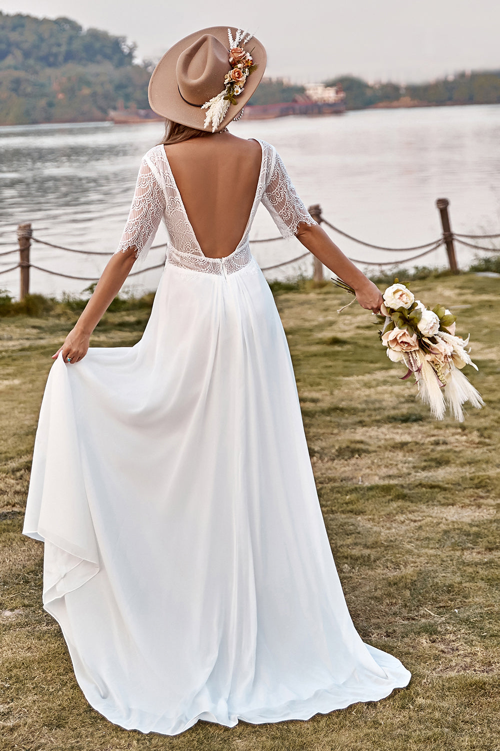 Robe de mariée en soie et dentelle sale