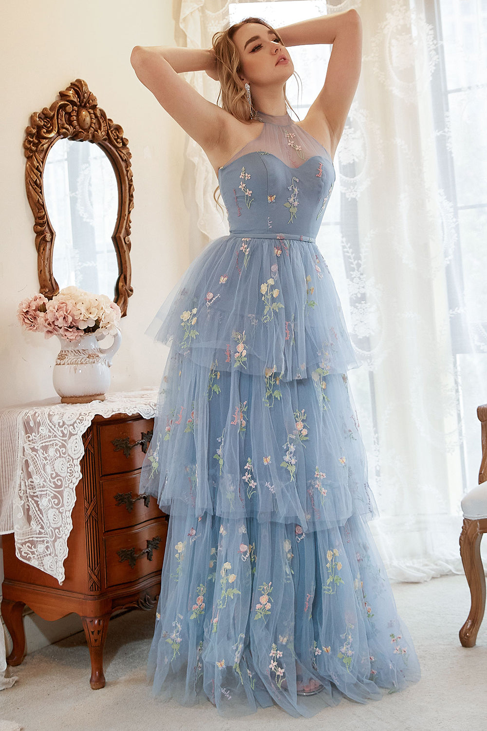 Une robe de bal Line Halter Grey Blue Plus Size avec broderie
