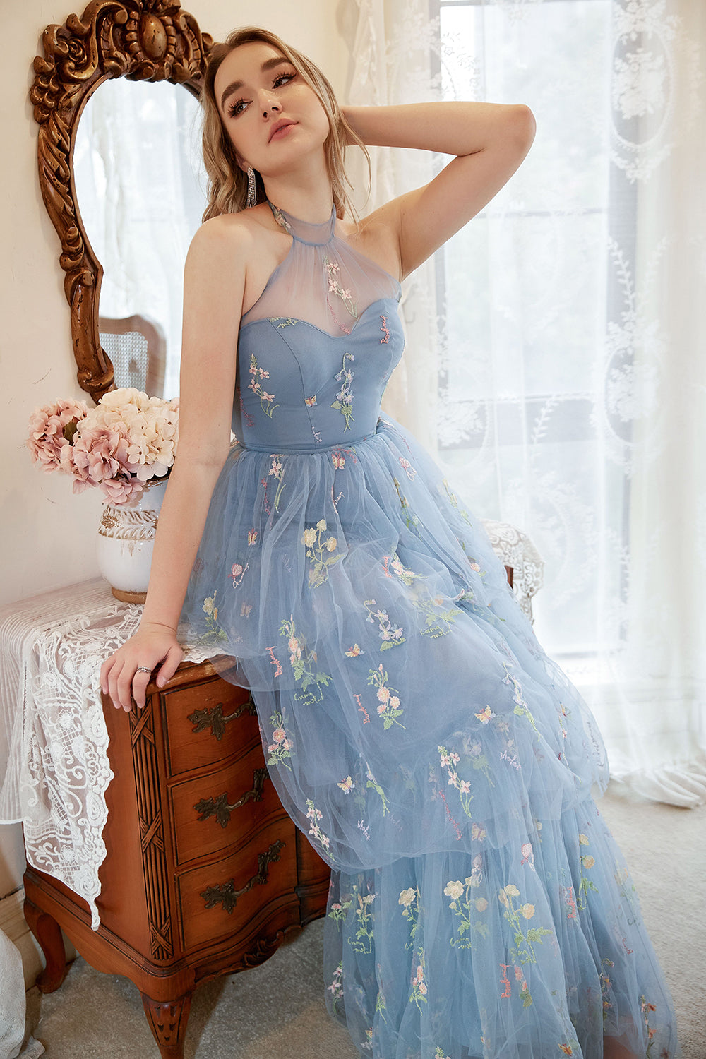 Une robe de bal Line Halter Grey Blue Plus Size avec broderie
