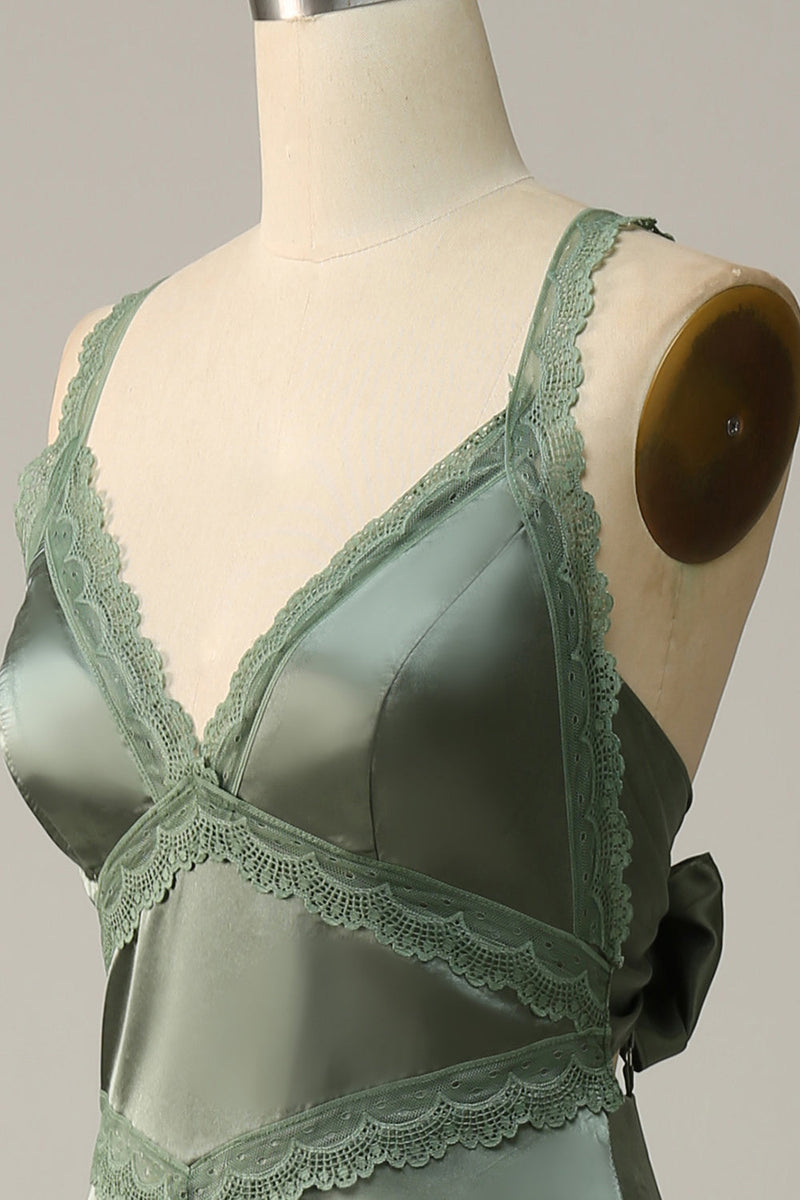Charger l&#39;image dans la galerie, V-Neck Open Back Robe de demoiselle d’honneur verte poussiéreuse avec dentelle
