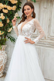 Robe de mariée Deep V-Neck Ivory Tulle Sweep Train avec dentelle
