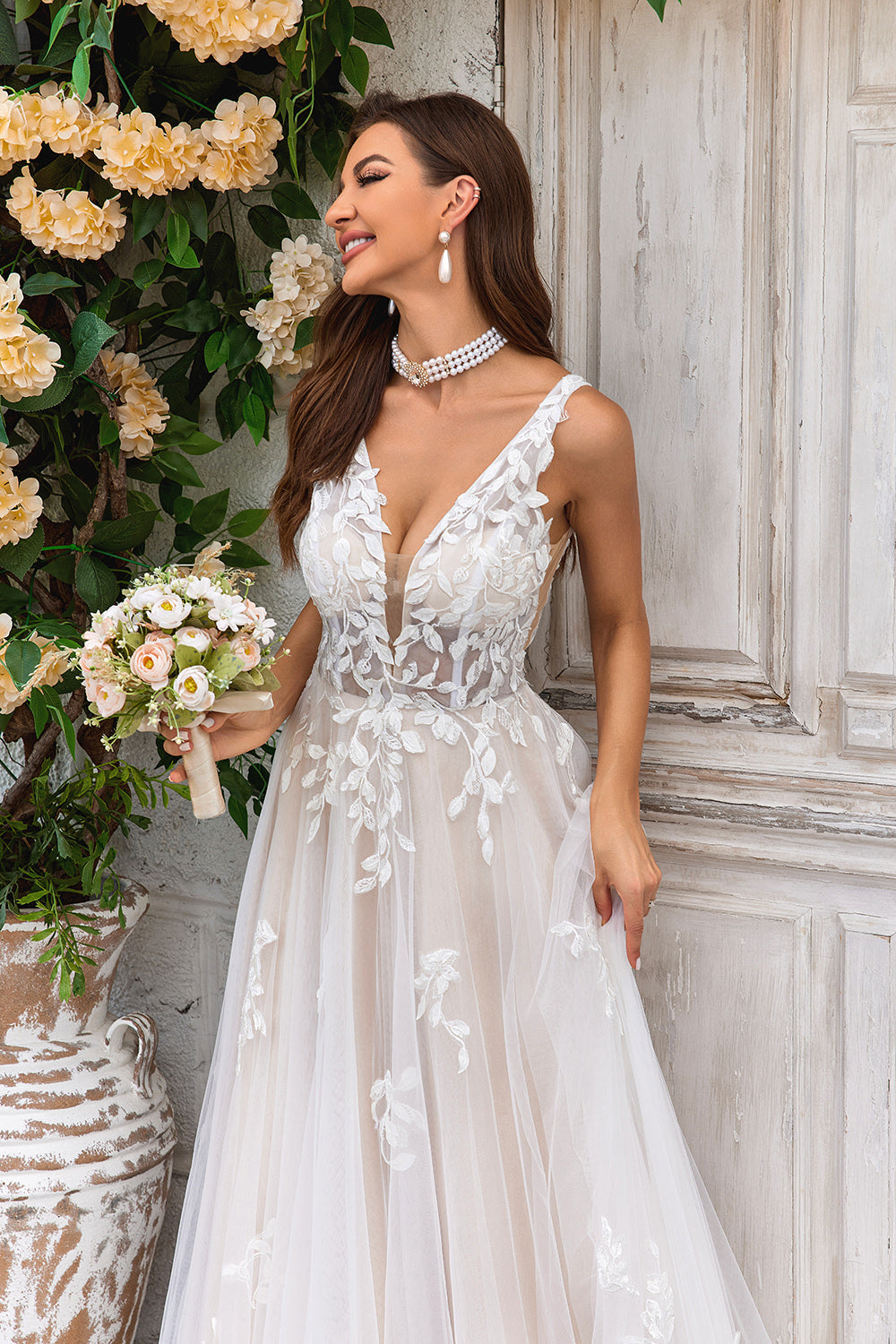 Magnifique A Line Col V profond Champagne Tulle Robe de mariée avec dentelle