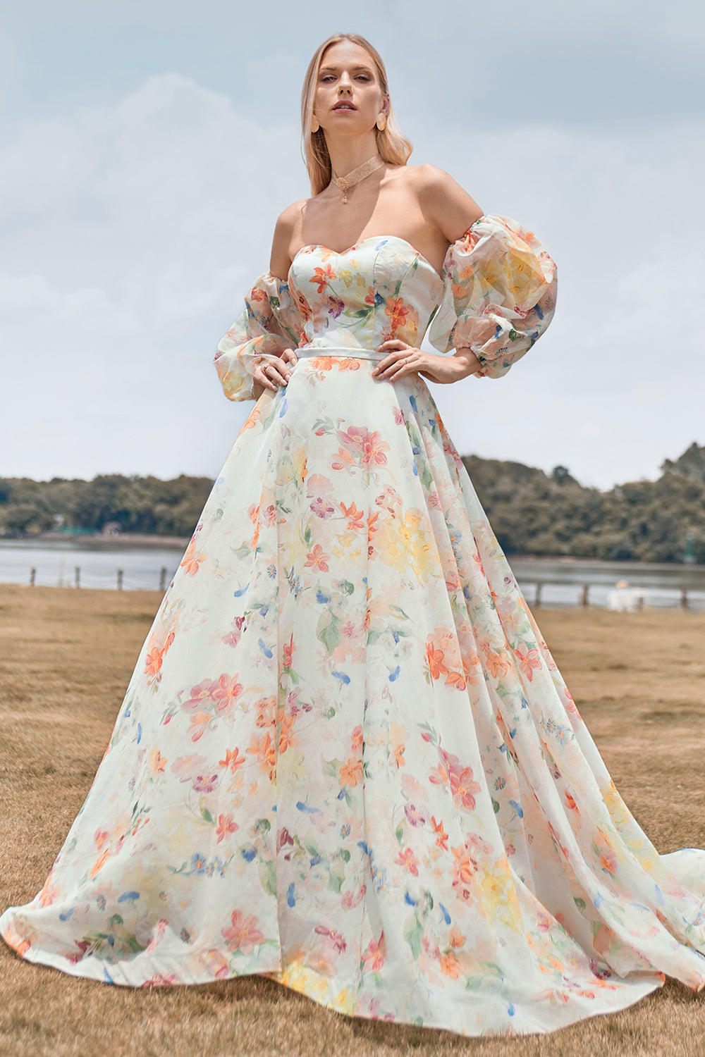 Charmant A Line Sweetheart Ivory Floral Sweep Train Robe de mariée avec manches